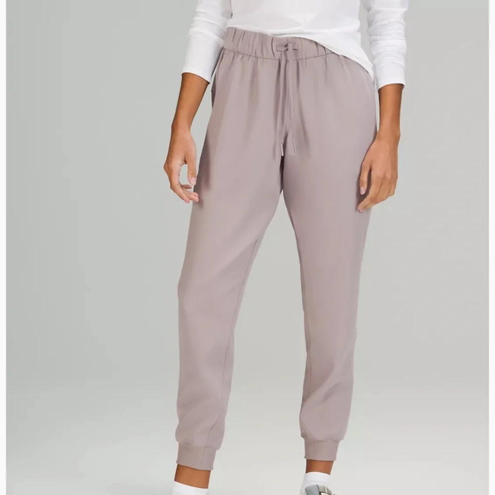 Lululemon On The Fly Jogger 28” * Woven